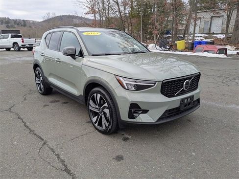 Used 2023 Volvo XC40 B5 Plus w/ Driver Assist Package image 3