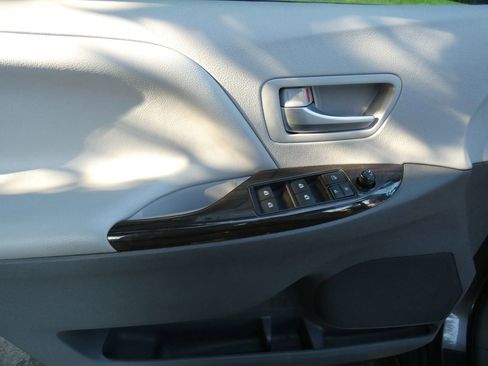 Used 2017 Toyota Sienna XLE image 62