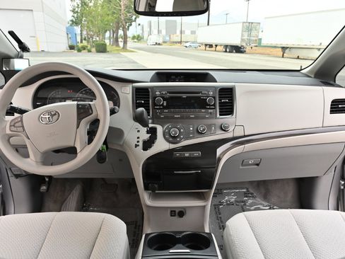 Used 2011 Toyota Sienna LE w/ Towing Pkg image 11