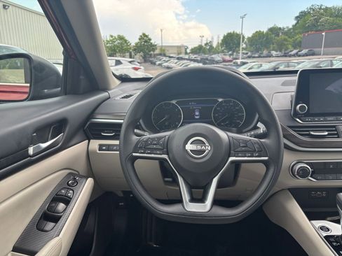 Used 2025 Nissan Altima 2.5 SV FWD image 33