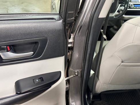 Used 2019 Toyota Highlander XLE AWD/4WD image 15