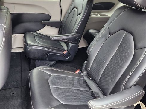 Used 2024 Chrysler Pacifica Touring-L AWD/4WD image 12