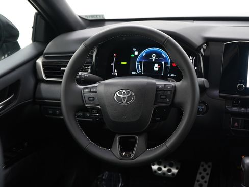 Used 2025 Toyota Camry SE image 13