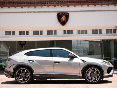 Used 2023 Lamborghini Urus Performante AWD/4WD image 2