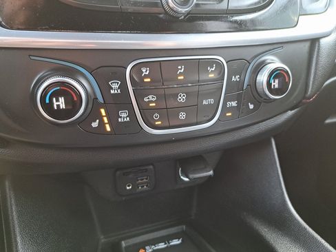 Used 2022 Chevrolet Traverse RS image 15