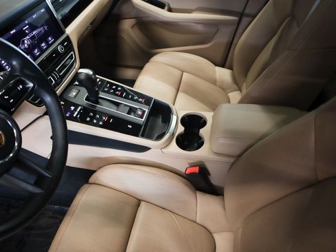 Certified 2022 Porsche Macan image 15