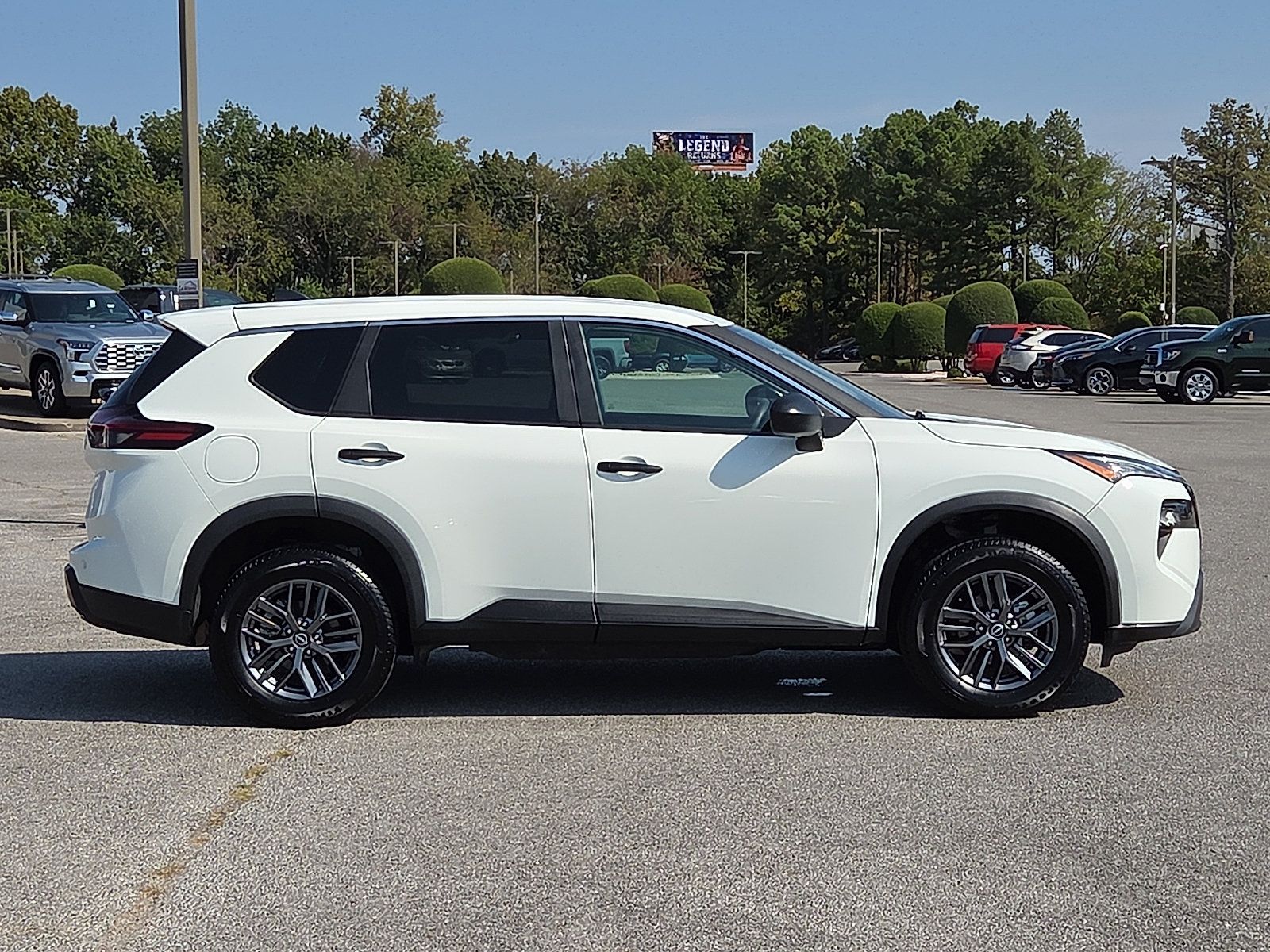 Used 2025 Nissan Rogue S AWD/4WD image 6