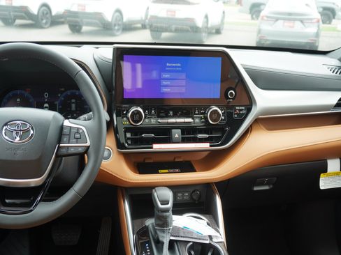 New 2026 Toyota Highlander Platinum AWD/4WD image 18