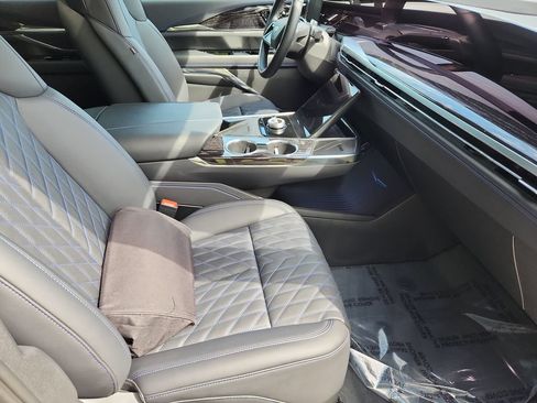 Used 2026 Cadillac Escalade IQL Sport 1 w/ LPO, ONYX Package AWD/4WD image 3