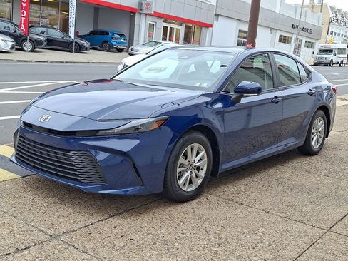 Used 2025 Toyota Camry LE image 3