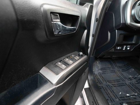 Used 2017 Toyota Tacoma TRD Sport image 7