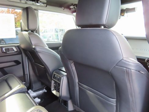 Used 2025 Ford Bronco Outer Banks image 36