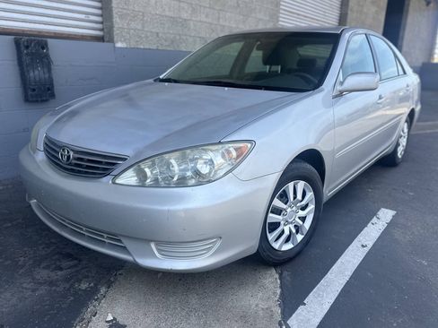 Used 2005 Toyota Camry LE FWD image 2