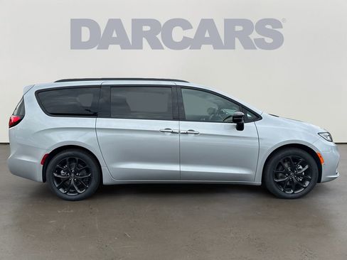 New 2026 Chrysler Pacifica Limited w/ S Appearance Package image 8