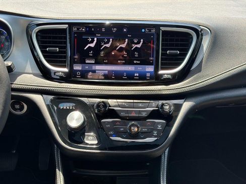 Used 2026 Chrysler Pacifica Limited FWD image 14