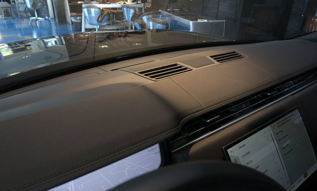 Used 2025 Land Rover Range Rover SE AWD/4WD image 21