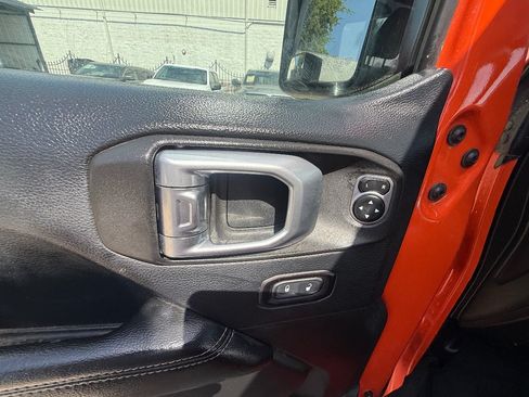 Used 2018 Jeep Wrangler Unlimited Rubicon w/ Dual Top Group AWD/4WD image 21
