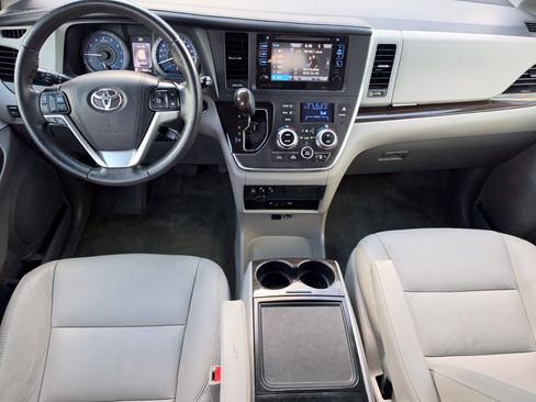 Used 2017 Toyota Sienna XLE Premium FWD image 6