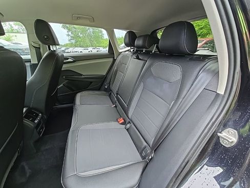 Used 2024 Volkswagen Taos SE FWD image 16