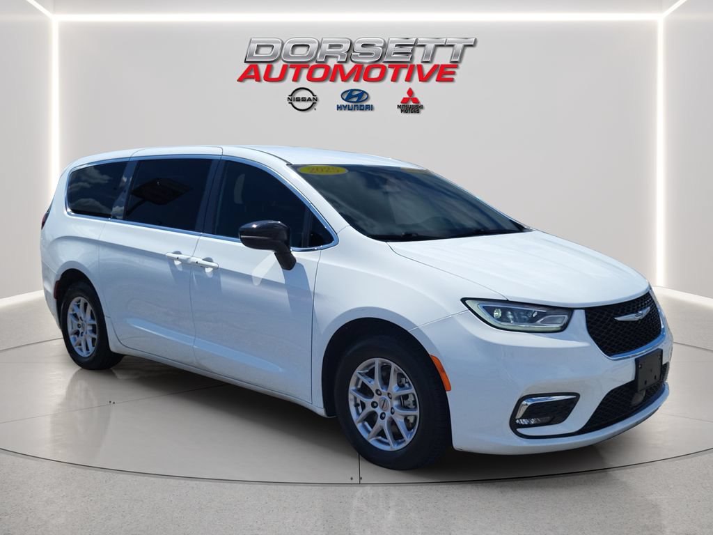 Used 2025 Chrysler Pacifica Select FWD image 4