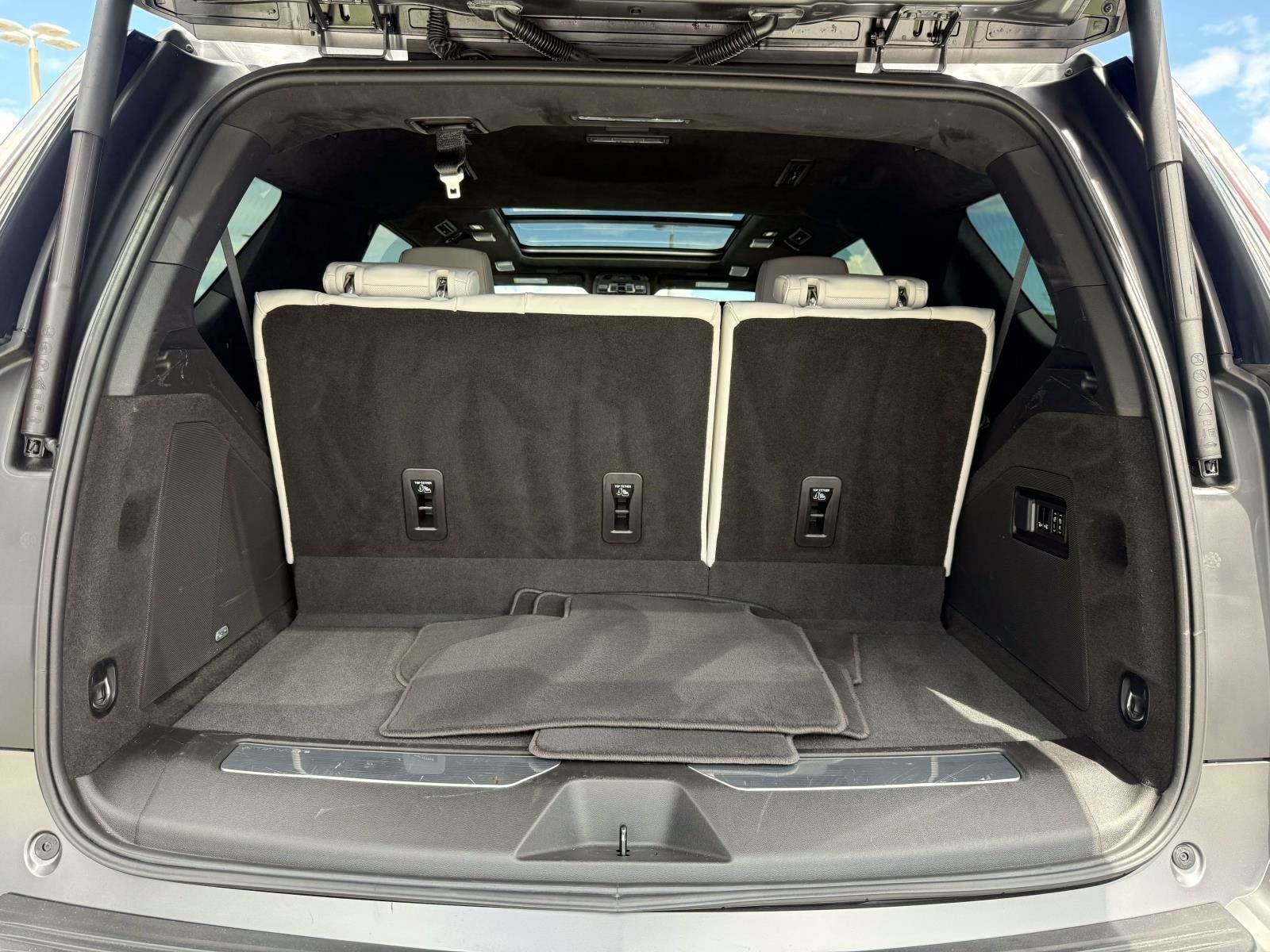 Used 2026 Cadillac Escalade V w/ LPO, Onyx Lite Package AWD/4WD image 9