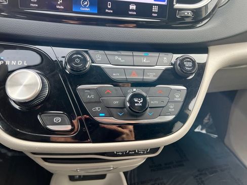 Used 2023 Chrysler Pacifica Touring-L image 15