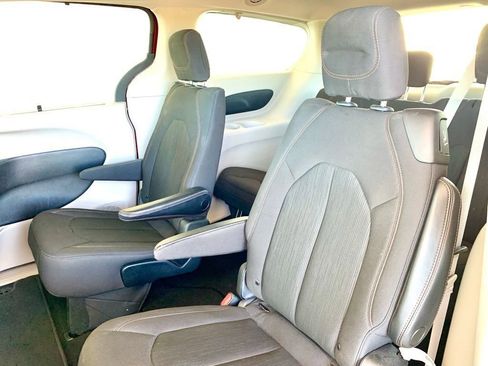 Used 2019 Chrysler Pacifica Touring Plus image 12