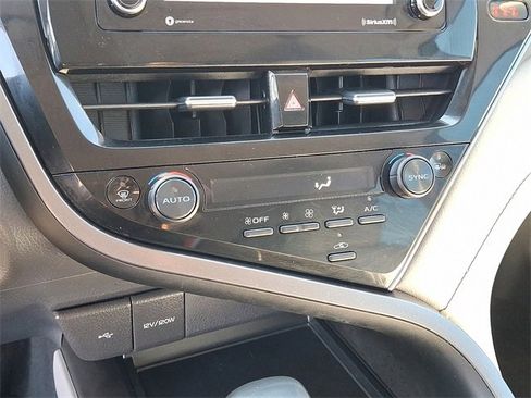 Used 2023 Toyota Camry SE image 12