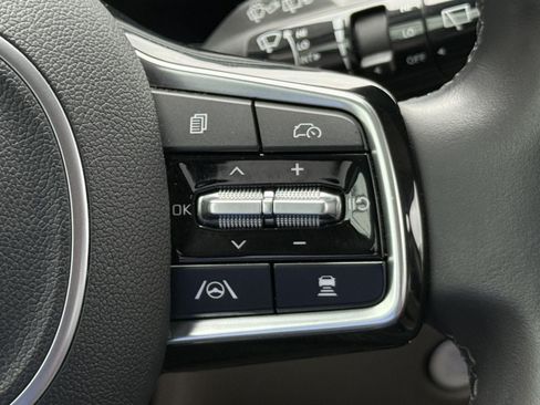Used 2025 Kia Carnival FWD image 38