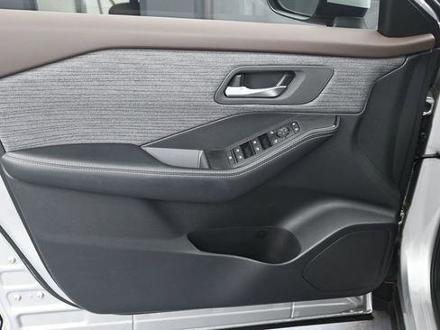 Used 2023 Nissan Rogue SV image 9