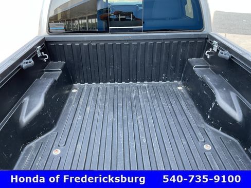 Used 2019 Toyota Tacoma SR5 w/ Four Season Floor Mat Package AWD/4WD image 21