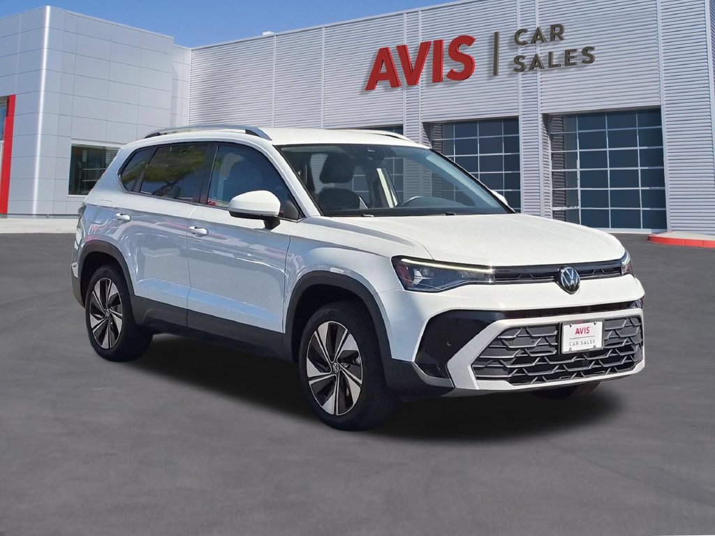 Used 2025 Volkswagen Taos SE AWD/4WD image 3