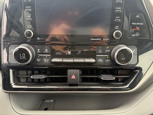 Certified 2021 Toyota Highlander XLE AWD/4WD image 12