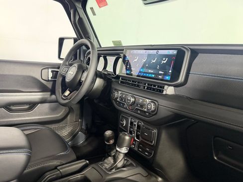 Used 2025 Jeep Wrangler Unlimited Rubicon 4xe w/ Technology Group AWD/4WD image 36