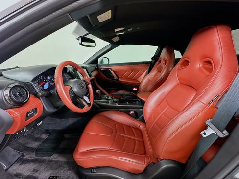 Used 2024 Nissan GT-R Premium w/ Premium Interior Package AWD/4WD image 31