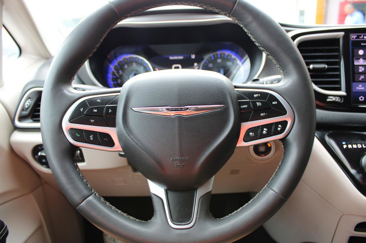 Used 2023 Chrysler Pacifica Touring-L FWD image 17