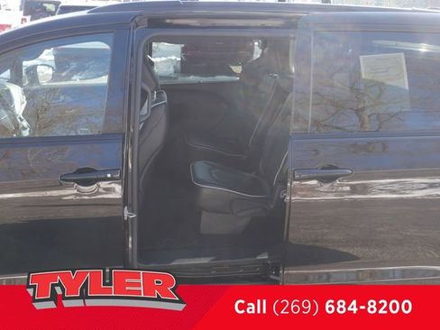 Certified 2025 Chrysler Pacifica Limited image 21