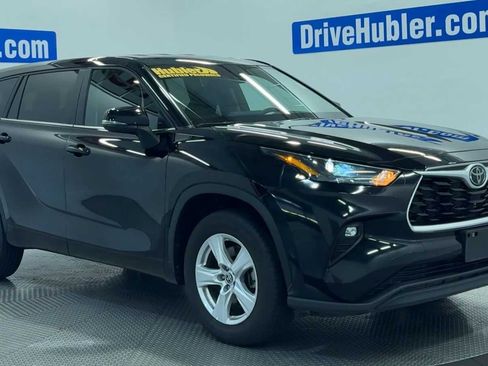 Used 2025 Toyota Highlander LE FWD image 2