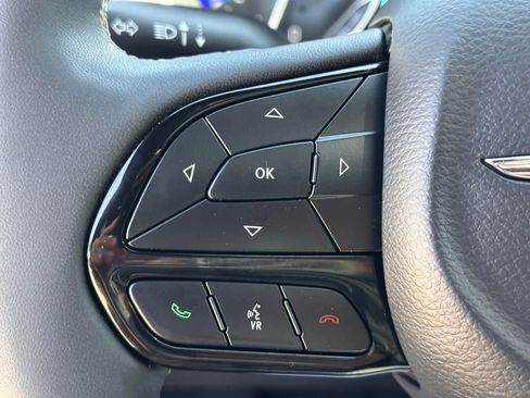 Used 2025 Chrysler Pacifica Limited image 30