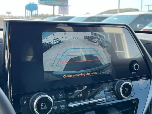 Used 2024 Toyota Highlander XLE image 25