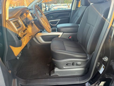Used 2019 Nissan Titan SV w/ SV Convenience Package image 18
