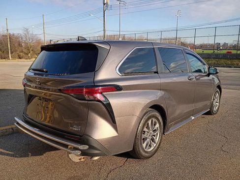 Used 2021 Toyota Sienna XLE image 4