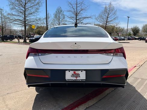 Used 2025 Hyundai Elantra Limited image 7