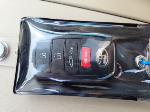 Used 2025 Toyota Highlander XLE AWD/4WD image 34