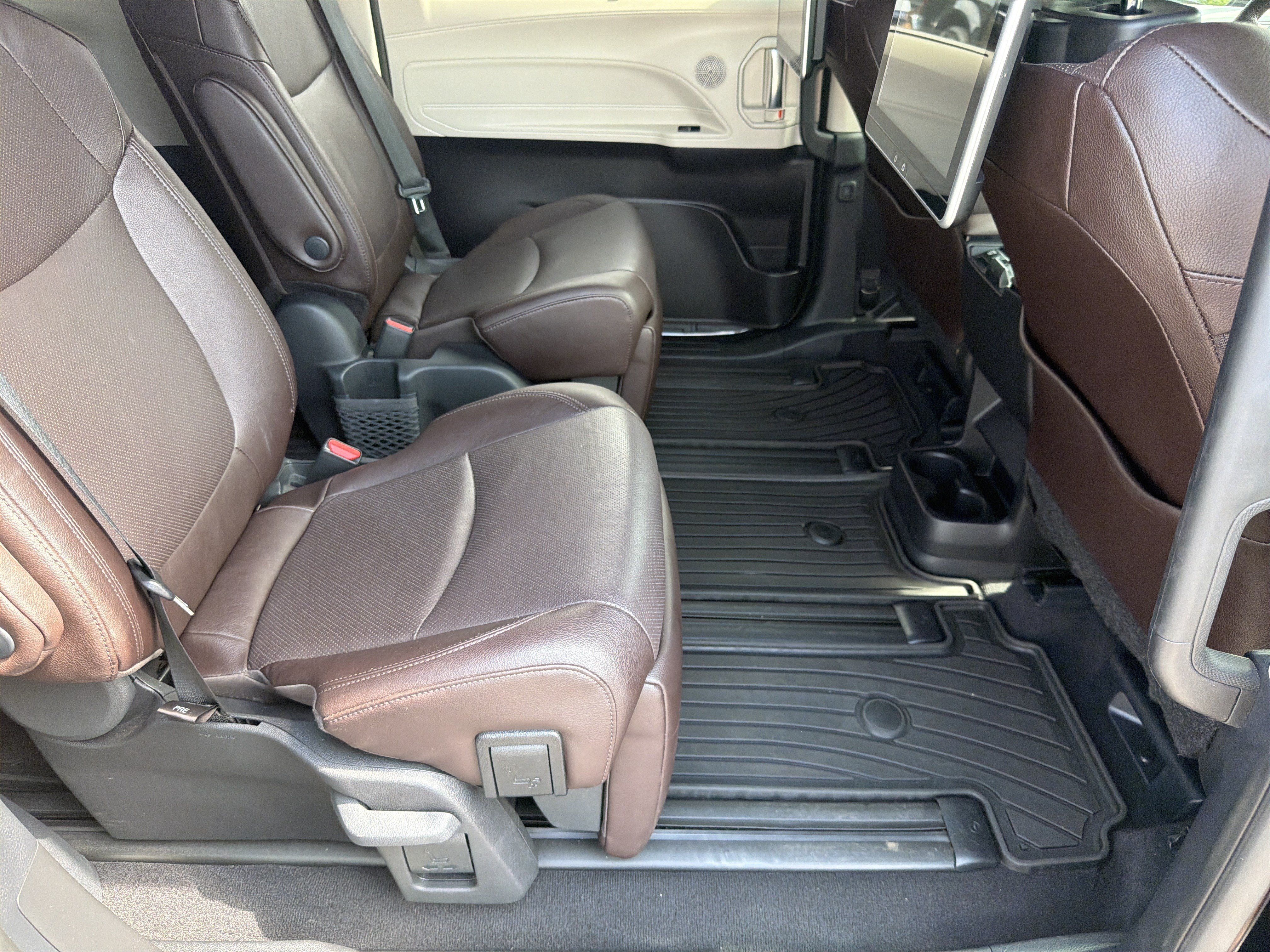 Certified 2024 Toyota Sienna Platinum FWD image 25