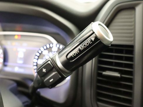 Used 2024 Nissan Titan SV w/ SV Convenience Package image 9