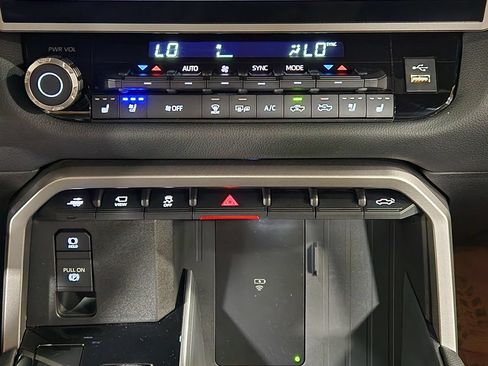 Used 2025 Toyota Tundra Limited AWD/4WD image 40