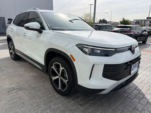 Certified 2025 Volkswagen Tiguan SE image 9