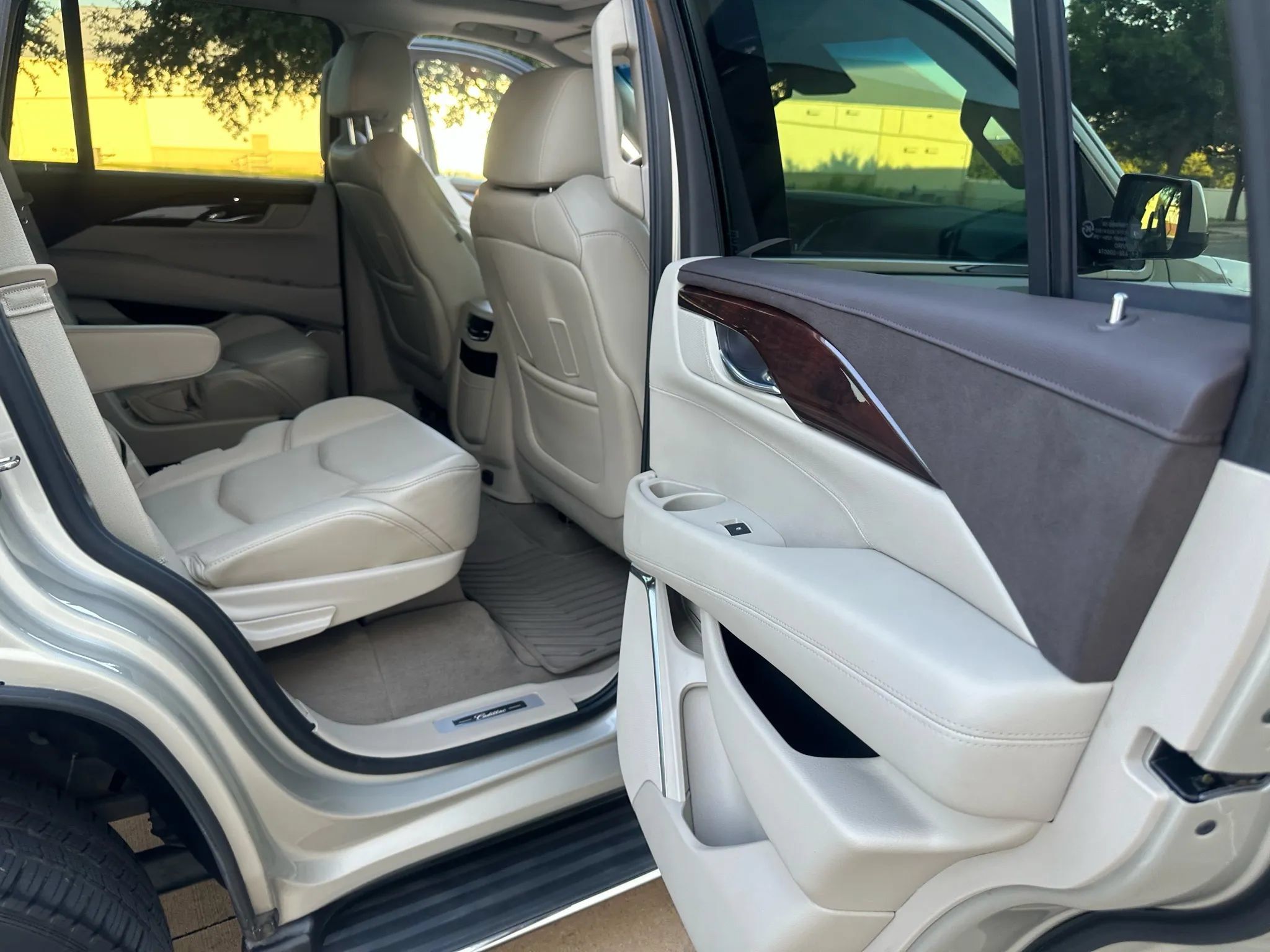 Used 2015 Cadillac Escalade Luxury AWD/4WD image 24