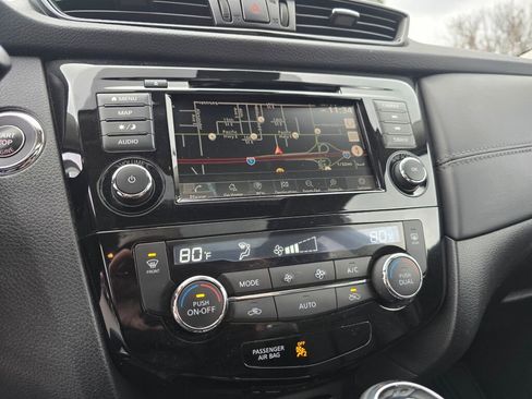 Used 2018 Nissan Rogue SL w/ Premium Package image 25